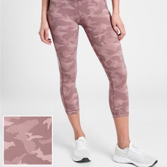 ATHLETA Ultimate Stash Pocket Texture Camo Capri Pink Size Medium - Picture 12 of 13